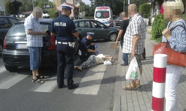 Do potrącenia doszło we wtorek, 14 sierpnia, na skrzyżowaniu ulic Wojska Polskiego, Zacisze i Wyszyńskiego. Kierujący citroenem potrącił przechodzącą przez pasy starszą kobietę.Kobieta była już na pasach. Wtedy została potrącona przez kierującego citroenem. Na miejsce zostały wezwane policja oraz karetka pogotowia ratunkowego. Starsza kobieta do czasu przyjazdu karetki leżała na jezdni.– Potrącona kobieta została karetką przewieziona do szpitala – mówi podinsp. Małgorzata Barska z biura prasowego zielonogórskiej policji. Poszkodowana uskarżała się na ból ręki.Policjanci wyjaśniają jak doszło do potrącenia.Zobacz też wideo: Pijany kierowca potrącił dwie dziewczynki, w tym własną córkę. Jedna z nich zginęła