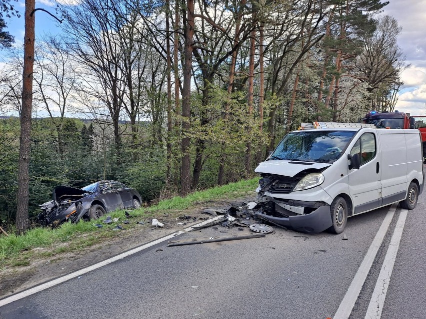 Na DW 977 zderzyły sie czołowo opel vivaro i volkswagen...