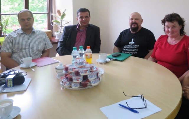 Organizatorzy jogurtowej akcji charytatywnej, od lewej: Damian Gocejna, Mirosław Mandryga, Andrzej Kościuk, wiceburmistrz Katarzyna Zawadzka.