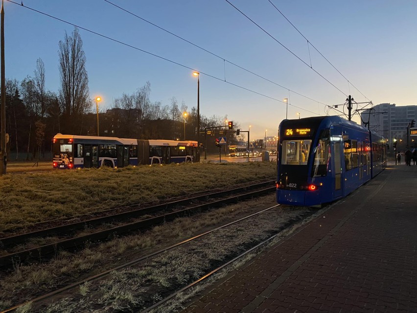 Kraków. Komunikacja tramwajowa zamarzła. Oblodzenie sieci w całym mieście