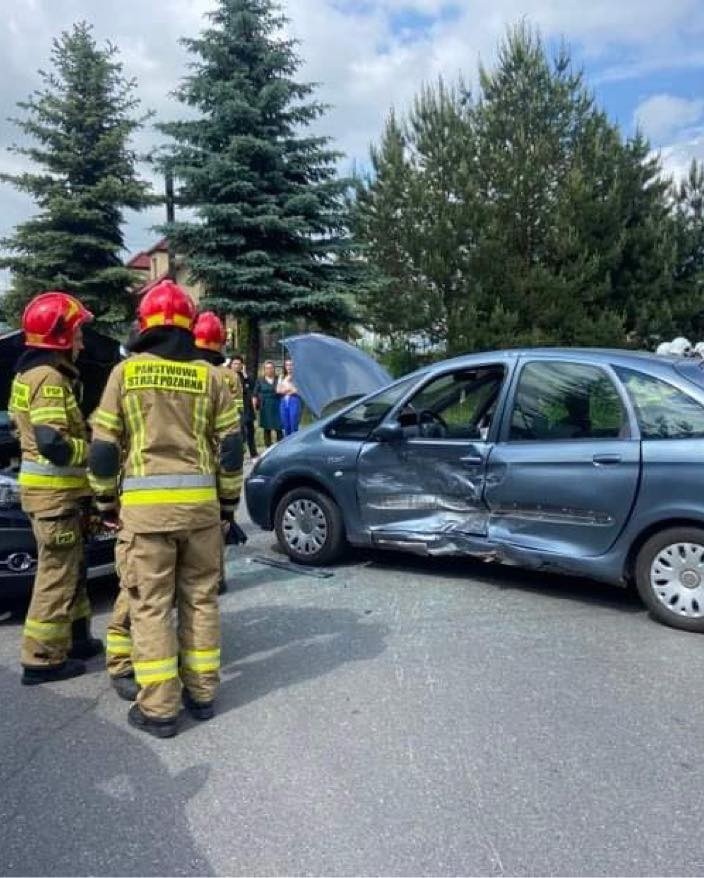 Służby ratownicze na miejscu wypadku w Jerzmanowicach