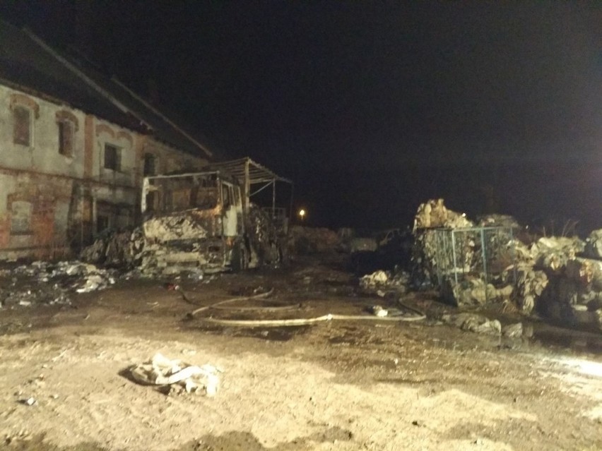 Łęki. Akcja gaszenia pożaru, który wybuchł we wtorek wieczorem przy ul. Piastowskiej, zakończyła się przed pierwszą w nocy [ZDJĘCIA]