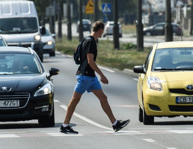 Pieszy musi się upewnić, że na przejściu nic mu nie grozi. Szkoda, że przepisy nie zobowiązują go do podniesienia ręki.