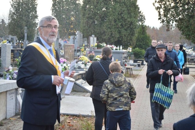 Na skarżyskich cmentarzach 1 listopada po raz kolejny odbyła się kwesta na renowację zabytkowych nagrobków.