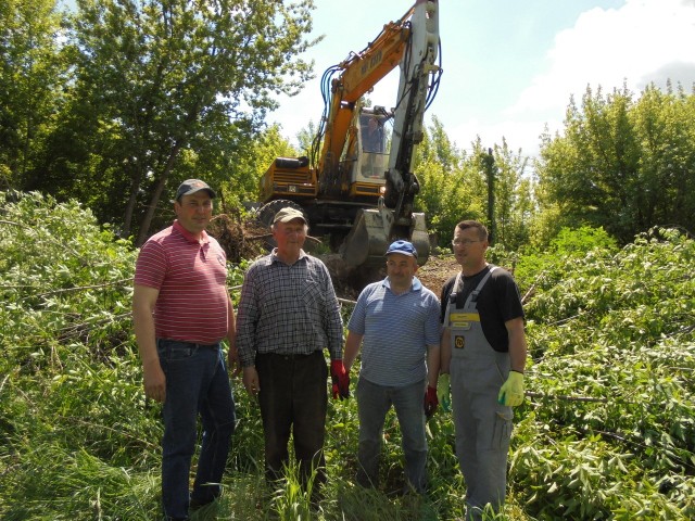 Zdzisław Jachimowski, Jan Krawczyk, Antoni Hajdanko i Tomasz Blatkiewicz pracują przy wycince drzew. Kolejnym etapem prac będzie sprzątanie i karczowanie korzeni.