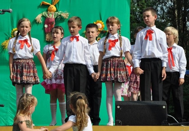 Na scenie plenerowej zaprezentował się dziecięcy zespół pieśni i tańca Stąporkowianka.