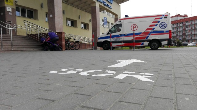 Pacjent został wypisany z SOR. Nie miał telefonu, aby wezwać taksówkę lub powiadomić rodzinę. Pomogli mu obcy ludzie.