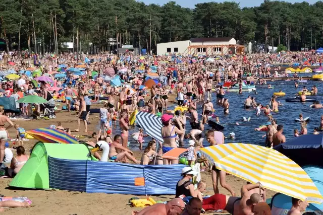 W niedzielę, 5 lipca, prawdopodobnie padł rekord frekwencji w "Świętokrzyskiej Ibizie" - plaża i kąpielisko nad zalewem w Sielpi dosłownie pękały w szwach. Sam dojazd był udręką: około godziny 14 na leśnym odcinku drogi z miejscowości Barak do Sielpi utworzył się ogromny korek, w którym trzeba było czekać blisko godzinę! Wielu kierowców zawracało, byli przekonani, że na drodze doszło do wypadku. Przyczyną zatoru było jednak ogromne zainteresowanie wypoczynkiem nad zalewem w Sielpi. Choć ruchem kierowali policjanci, przez długi czas droga była zakorkowana. ZOBACZ WIĘCEJ ZDJĘĆ NA KOLEJNYCH SLAJDACH>>>>