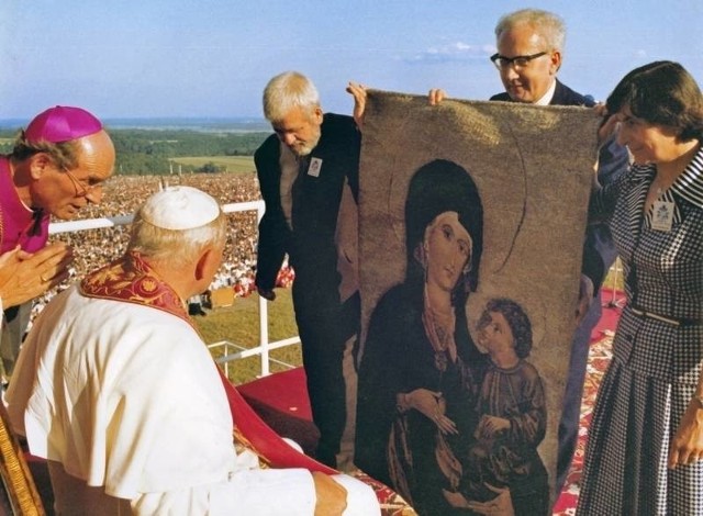 Prof. Dorota Simonides i prof. Antoni Guzik (z lewej) darowali Ojcu św. gobelin z Matką Boską Opolską.