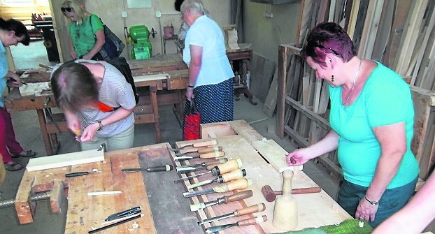 Nauczyciele wzięli udział między innymi w warsztatach stolarskich.
