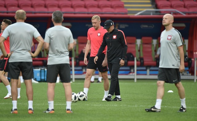 Biało-Czerwoni trenowali na stadionie w Kazaniu przed meczem z Kolumbią. Zaczęli od zabawy z piłką. Następnie Adam Nawałka zarządził serię przebieżek, rozciąganie na matach i ćwiczenia z gumami. Zawodnicy ćwiczyli w skupieniu, a selekcjoner uciął sobie dłuższą pogawędkę z Kamilem Glikiem. Zobacz zdjęcia z treningu Polaków przed starciem z Los Cafeteros.