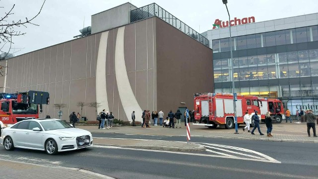 Do pożaru doszło 31 stycznia 2024. Konieczna była ewakuacja personelu i klientów sklepu Auchan w Galerii Bronowice
