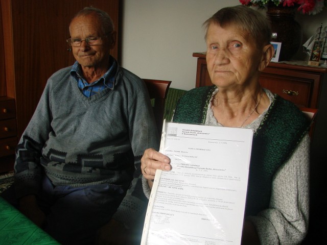 Henryka Jaromin (z prawej) z mężem Romanem. Kobieta pokazuje kartę choroby