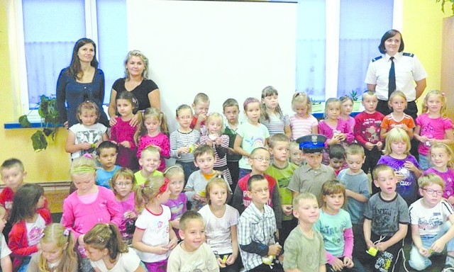 Mundurowi odwiedzili maluchy z przedszkola nr 2 przy ul. Warszawskiej w Hajnówce.