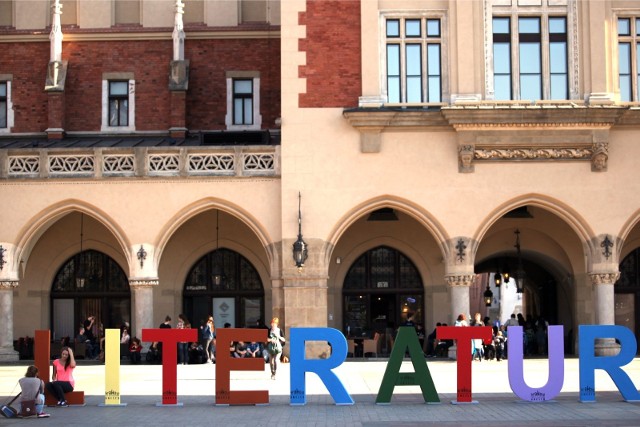 23.10.2013 krakow  .rynek glowny, napis literki unesco nz fot. andrzej banas / gazeta krakowska