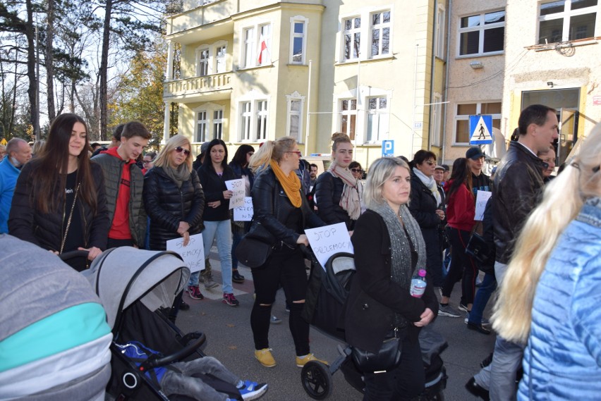 Marsz przeciwko przemocy w Nysie. Pół tysiąca ludzi na ulicach. Manifestacja po śmierci pobitego Maćka