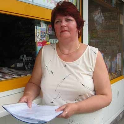 &#8211; Ciągle muszę przenosić kiosk. To już będzie druga przeprowadzka &#8211; mówi Genowefa Piotrowska.