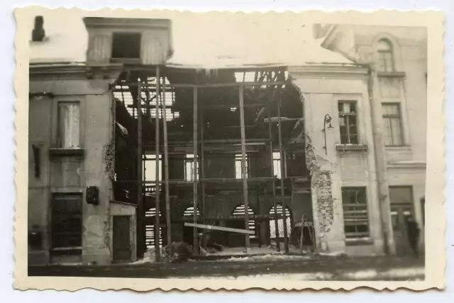 Zdjęcie pochodzi ze zbiorów Muzeum Historii Kielc. Przedstawia ono zbombardowany przez Niemców we wrześniu 1939 roku dworzec kolejowy w Kielcach.
