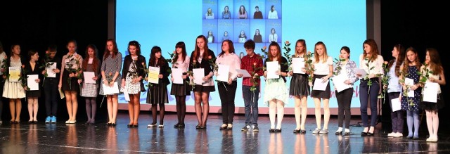 Laureaci kolejnej edycji "Ośmiu Wspaniałych" - wolontariusze nagrodzeni podczas konkursu organizowanego przez Stowarzyszenie Centrum Młodzieży Arka w Radomiu.