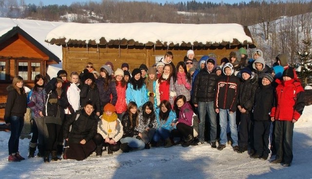 Pięćdziesięcioosobowa grupa gimnazjalistów z Zespołu Szkół w Jędrzejowie w ramach unijnego projektu spędziła ferie na obozie narciarskim w Ustrzykach Dolnych. Kolejna wycieczka, tym razem do Warszawy, w połowie marca.
