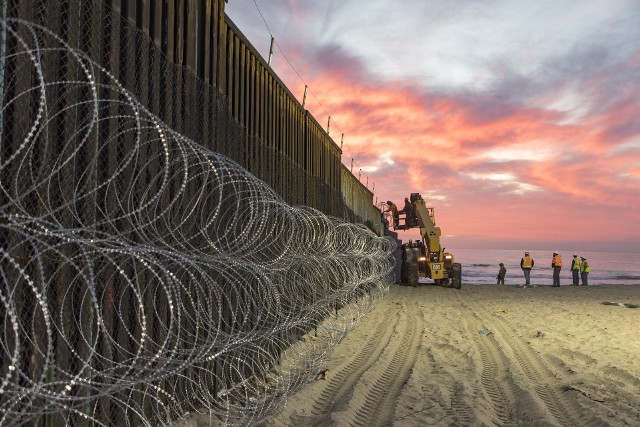 Mur na granicy USA-Meksyk w San Diego w Kalifornii