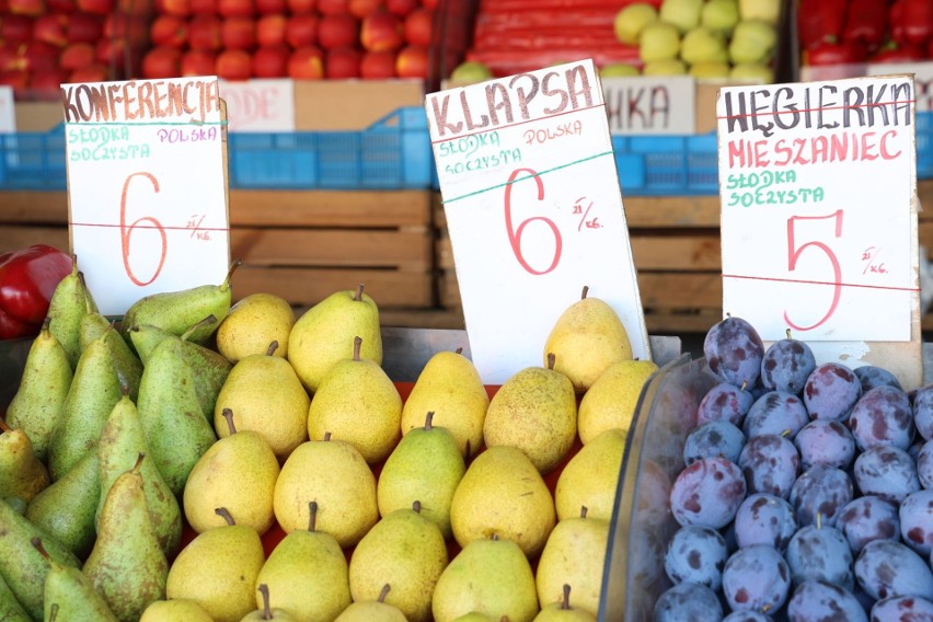 Duży wybór świeżych warzyw i owoców na kieleckich bazarach we wtorek 3 października. Po ile śliwki, gruszki, jabłka i pigwa? Sprawdź ceny