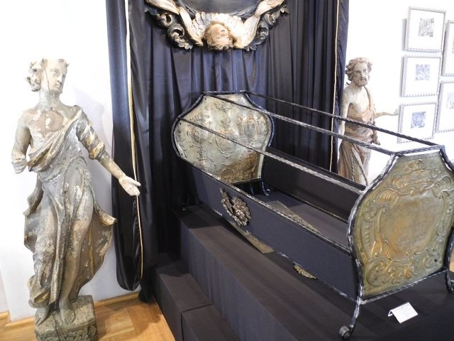 Obicia trumienne prezentowane w lęborskim muzeum. 
