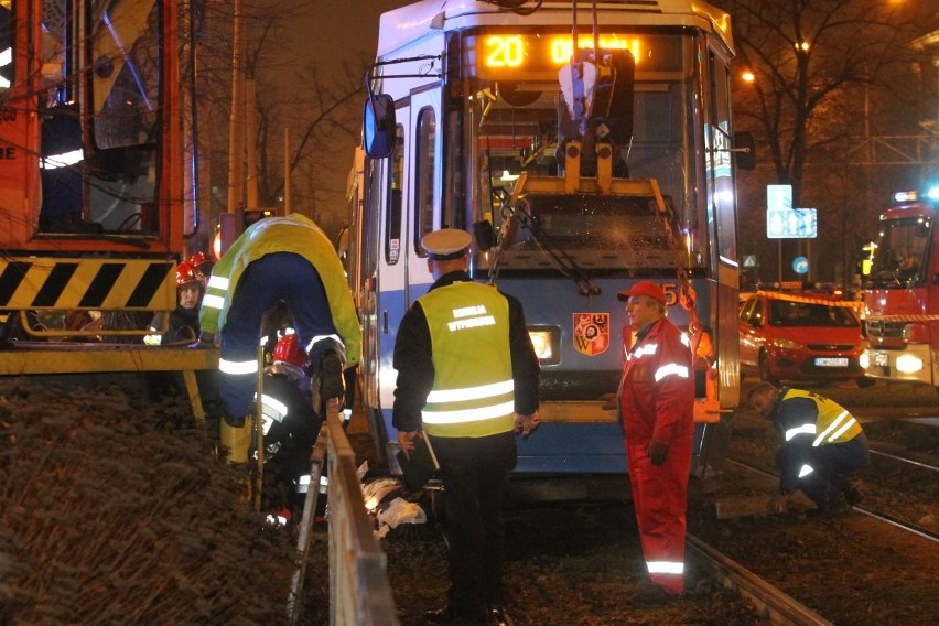 Wypadek na Powstańców Śląskich. Pieszy wpadł pod tramwaj