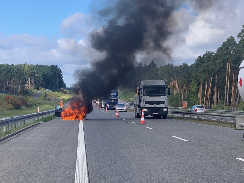 Na zdjęciach widać, jak kierowca cysterny pomaga w gaszeniu...