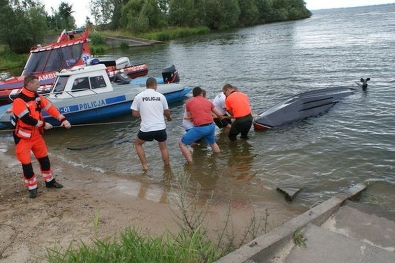 Trzy osoby uratowane na zbiorniku Jeziorsko! Obywatel Niemiec pływał bez uprawnień [zdjęcia]