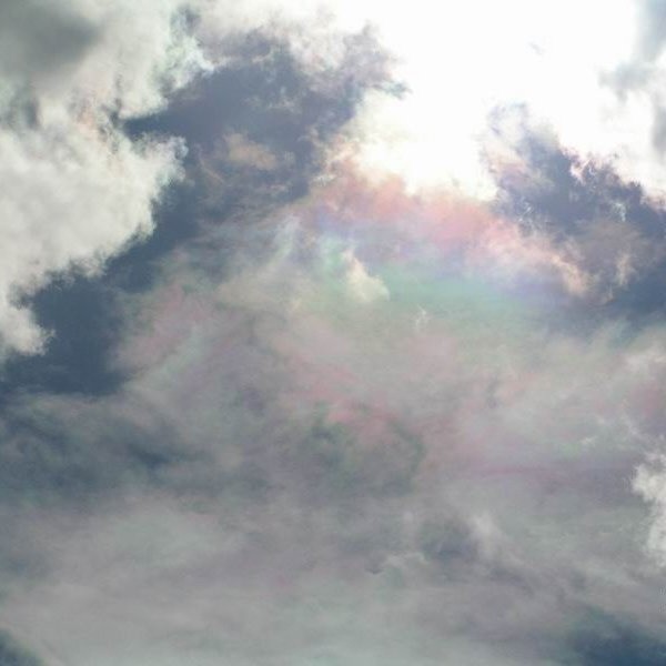 Iryzacja - jeden z fotometeorów w postaci teczowej gry barw na brzegach chmur, nadającej im wygląd masy perlowej; uklady barw przewaznie zielonkawych i rózowych, czesto o odcieniach pastelowych, niekiedy pomieszane, niekiedy zaś w postaci smug prawie równoleglych do brzegów chmur. Najcześciej wystepuje na chmurach altocumulus lenticularis czasem cumulus i stratocumulus; powstaje w wyniku interferencji światla bialego. [Slownik meteorologiczny. PTG, IMGW. Warszawa 2003]Obserwowac koniecznie przez okulary przeciwsloneczne