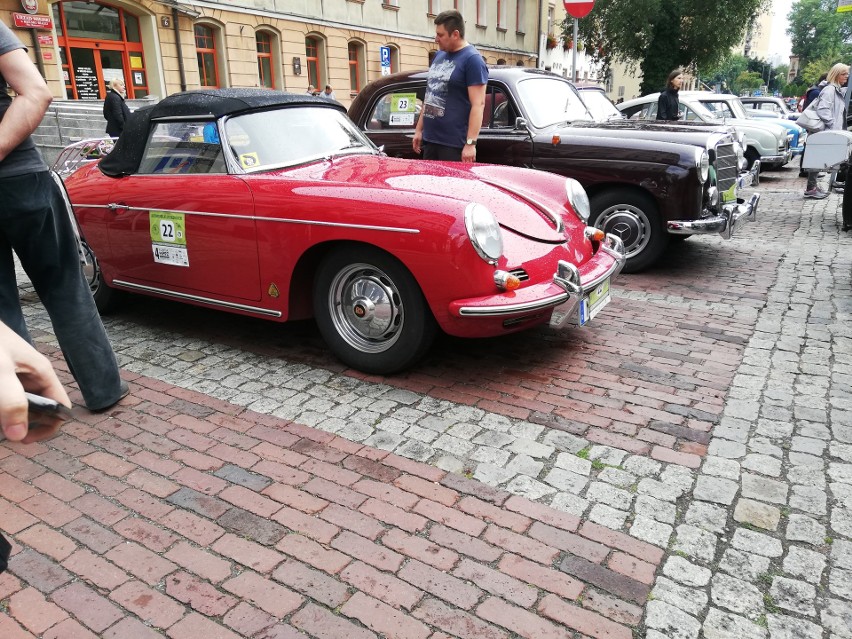 42. Beskidzki Rajd Pojazdów Zabytkowych. Konkurs elegancji na placu Ratuszowym w Bielsku-Białej ZDJĘCIA