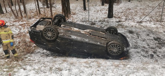 Auto osobowe wylądowało w rowie i na dachu na ul. Jana Pawła II w Bydgoszczy.