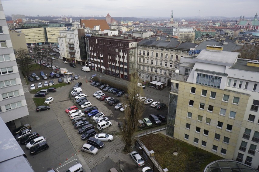 Parking przy ul. Piekary w Poznaniu to jedno z najbardziej...