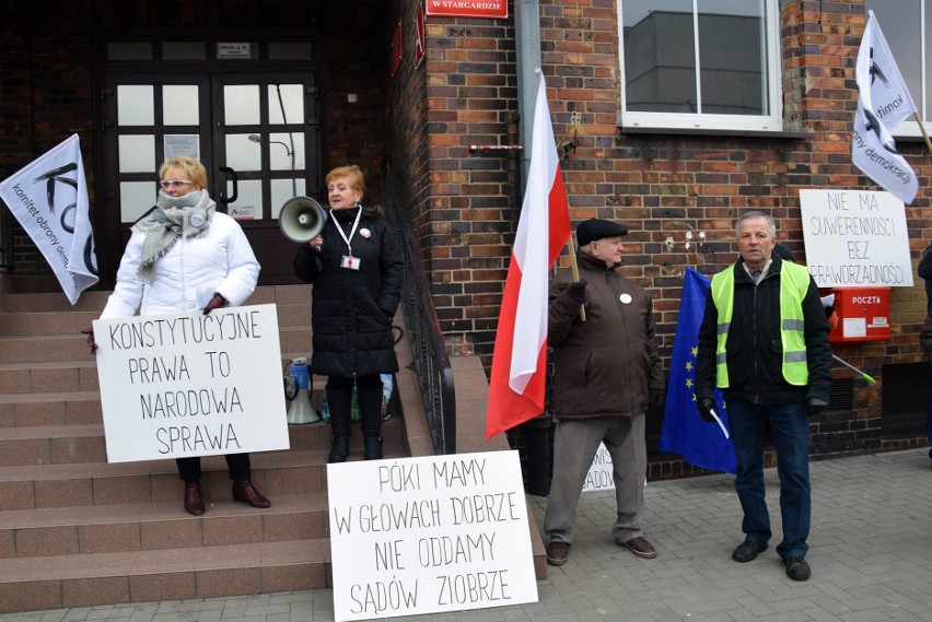 Precz z Kaczorem, dyktatorem! Demonstracja KOD przed stargardzkim sądem rejonowym [zdjęcia, wideo]