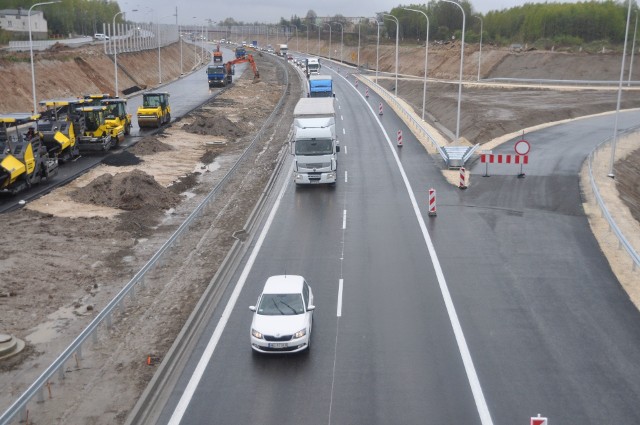 To zdjęcie wykonaliśmy wczoraj o godzinie 13 z mostu drogowego obok węzła Szydłowiec Centrum. Ruch tranzytowy odbywał się już nowym odcinkiem jezdni.