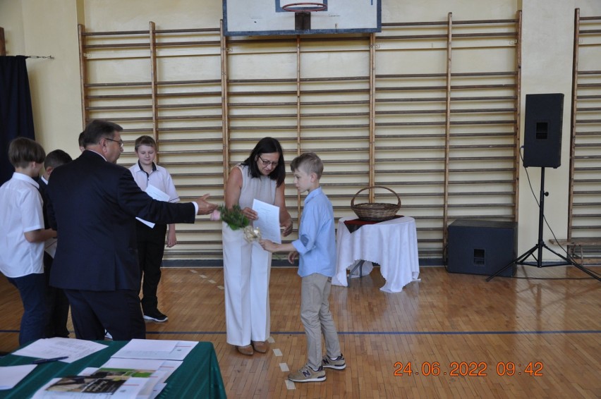 Uroczyste zakończenie roku szkolnego Zespołu Placówek Oświatowych w Skalbmierzu. Nie zabrało życzeń, podziękowań i nagród. Zobaczcie zdjęcia