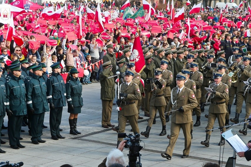 Radosna Parada Niepodległości przeszła przez Wrocław [ZDJĘCIA]