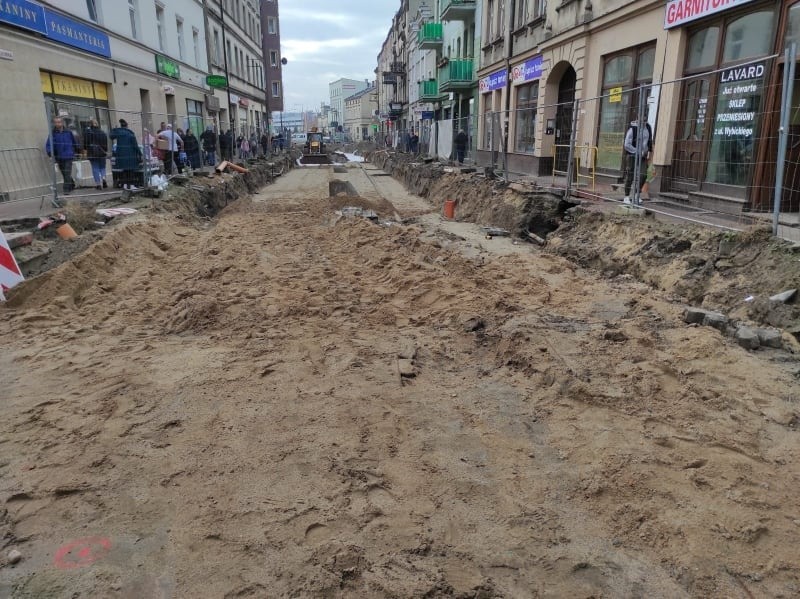 Ruch pieszych po remontowanym odcinku Toruńskiej w...