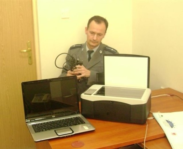 - Zabezpieczyliśmy wszystkie podróbki, a także komputer i wielofunkcyjne urządzenie służące do skanowania i kopiowania - mówi mł. aspirant Przemysław Pawlak (na zdjęciu).