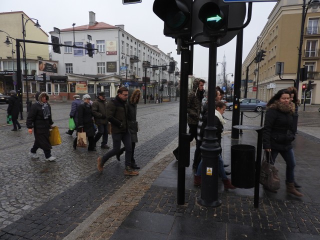 Pęknięty słup oświetleniowy w centrum miasta