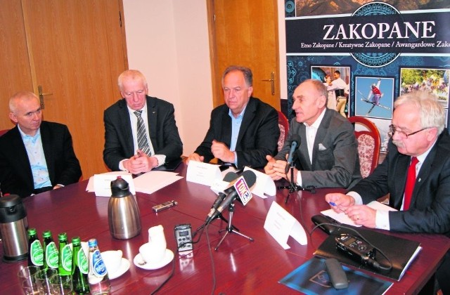 Burmistrz Janusz Majcher i Czesław Lang (obaj w środku) podpisali w ub. tygodniu porozumienie w sprawie sierpniowego Tour de Pologne