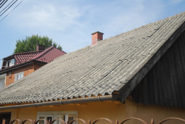 Dofinansowaniem nie będą objęte koszty związane z zakupem i montażem nowych pokryć dachowych.