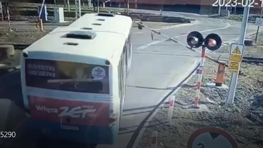 Szokujące nagranie z Zabrza: Kierowca autobusu wyłamał...