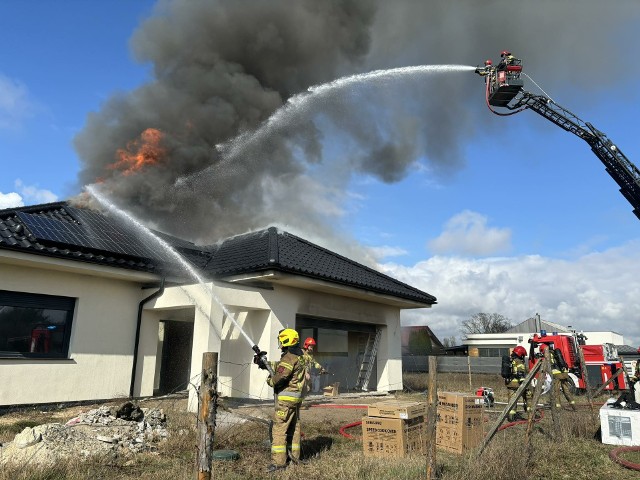 Pożar domu w Łochowie wybuchł około godz. 10.00 w poniedziałek, 25 marca 2024.