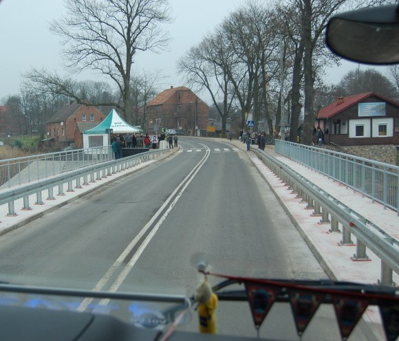 Od wczoraj przez Drawno jeździ więcej tirów. To efekt oddania do użytku nowego mostu nad Drawą.