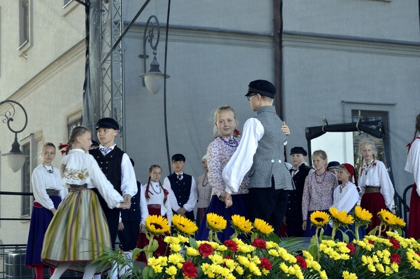 Biecz. Święto Dzieci Gór zagościło na bieckim rynku. Mali artyści roztańczyli miasto [ZDJĘCIA]