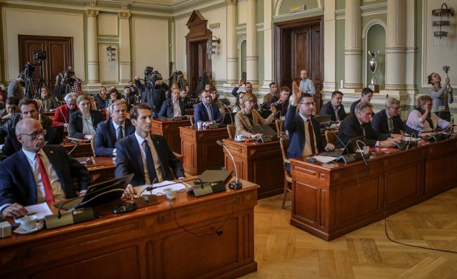 Marcowa sesja Rady Miasta Gdańska również była burzliwa. Czytaj więcej: Ksiądz Jankowski pozbawiony honorowego obywatelstwa, nazwy skweru i pomnika - zdecydowali radni na sesji 7.03.2019