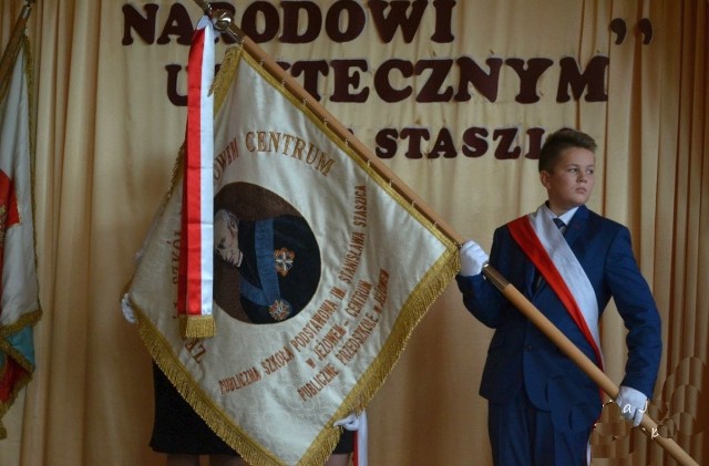 Na awersie sztandaru jest wizerunek patrona szkoły biskupa Stanisława Staszica
