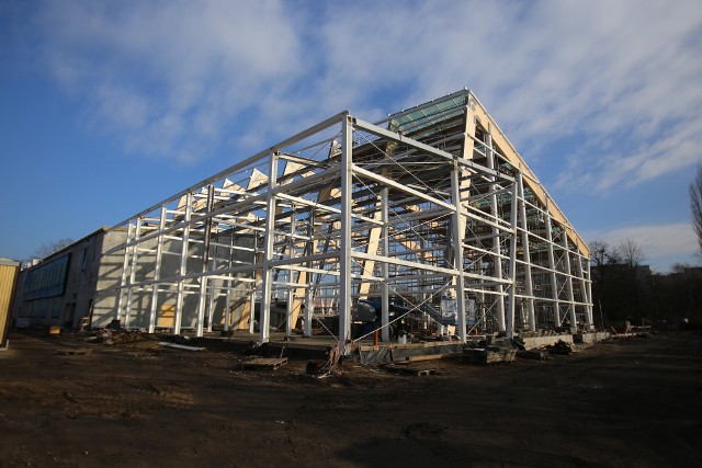 Nowe sosnowieckie egzotarium nabrało już kształtu. Trwa szklenie elewacji i wiele prac wewnątrz obiektu. Zobacz kolejne zdjęcia. Przesuwaj zdjęcia w prawo - naciśnij strzałkę lub przycisk NASTĘPNE